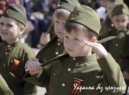 Парад детских войск в России, Канны и селфи Порошенко: фото дня