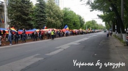 В Кишиневе сторонники объединения с Румынией провели шествие