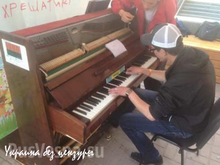 Установленное в центре Киева для повышения культуры пианино уничтожили меньше чем за сутки (ФОТО)