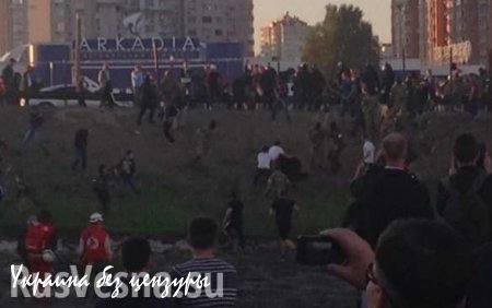 Возле скандальной стройки на Осокорках в Киеве происходят столкновения (ВИДЕО+ФОТО)
