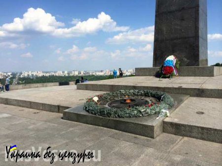 Как российский триколор оказался на мемориале в Киеве? (ВИДЕО А.Шария)