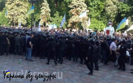 «Финансовый Майдан» пошел на штурм Рады (+ВИДЕО, ФОТО)