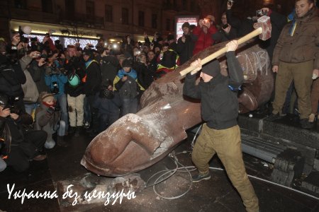 Нацисты победили коммунистов на Украине, — Bloombergview