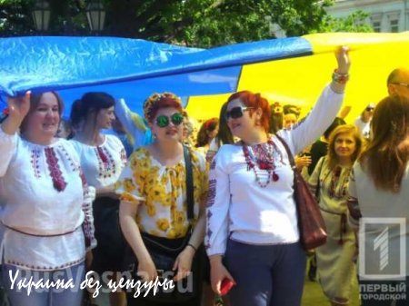 Украинский политический карнавал: Саакашвили надел вышиванку ради «единой Украины» и вышел на марш в Одессе (ФОТО)