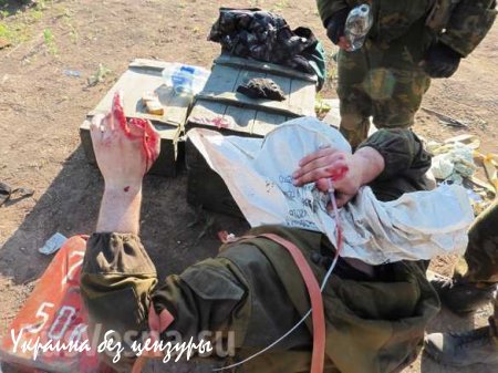 По методикам ИГИЛ — боевики «Правого сектора» отрезают пальцы пленному ополченцу (ФОТО 18+)