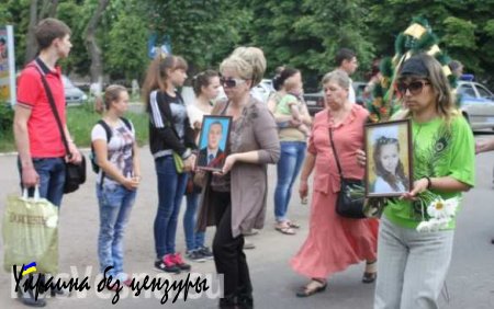 Более 2 тыс горловчан проводили в последний путь 11-летнюю девочку и ее отца, погибших при украинском обстреле (ВИДЕО)