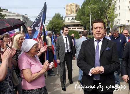 Кобзон гуляет в Донецке, а Путин пригубил с послами: фото дня