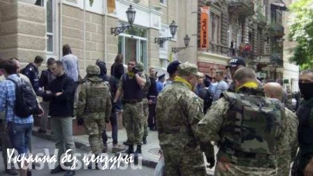 В Одессе боевики в камуфляже штурмовали бизнес-центр «Наполеон»: трое раненых (ФОТО, ВИДЕО)
