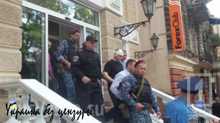 В Одессе боевики в камуфляже штурмовали бизнес-центр «Наполеон»: трое раненых (ФОТО, ВИДЕО)