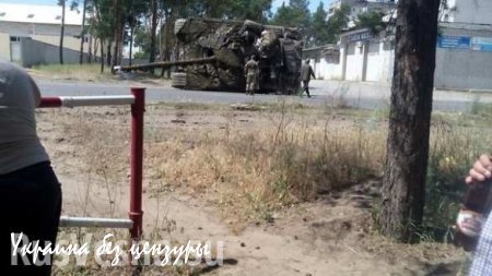 День города в Северодонецке: пьяные солдаты ВСУ перевернули танк и пристают к прохожим (ФОТО)