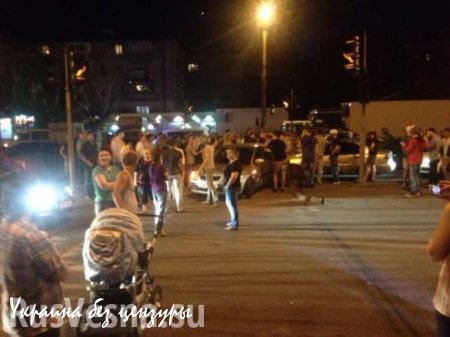 Днепропетровск: люди перекрыли дорогу, в огромной пробке стоят скорые с ранеными военными из Марьинка (ВИДЕО+ФОТО)