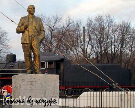 В Мелитополе на склад отправили памятники Ленину, на очереди — Фрунзе и Киров