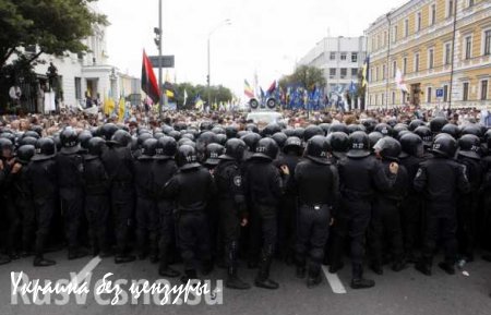 Около 3 тыс. протестующих перекрыли центральную улицу Киева