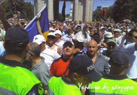 В Кишиневе более 10 тысяч митинговали за отставку правительства