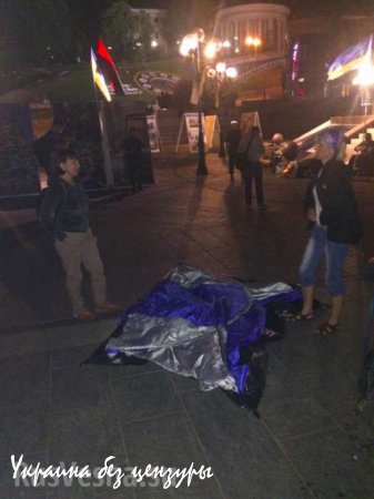 Неизвестные в балаклавах снесли палатки на Майдане в Киеве (ФОТО)