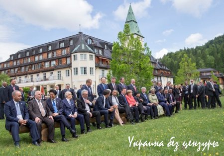 Обама на коленях и Меркель - хозяйка G7: фото дня