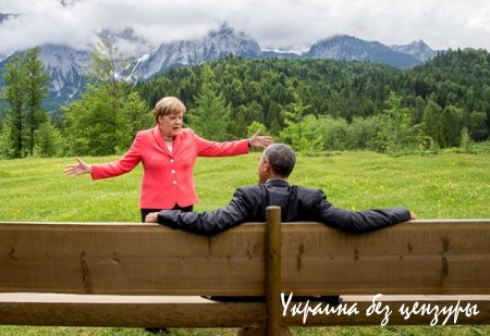 Обама на коленях и Меркель - хозяйка G7: фото дня