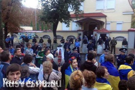 В Харькове пикетчики «Громадськой варты» заблокировали Генконсульство России