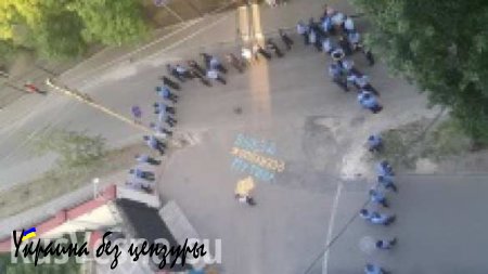 В Харькове силовики охраняют оскорбительную надпись возле российского консульства (ФОТО)