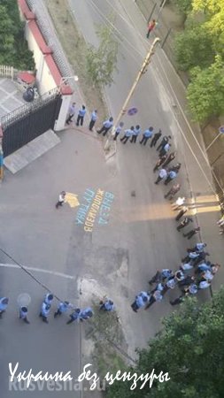В Харькове силовики охраняют оскорбительную надпись возле российского консульства (ФОТО)