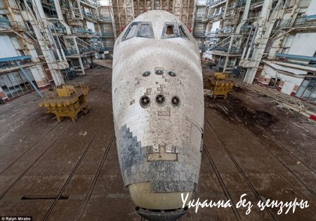 Фотограф показал заброшенный ангар космических кораблей в Казахстане