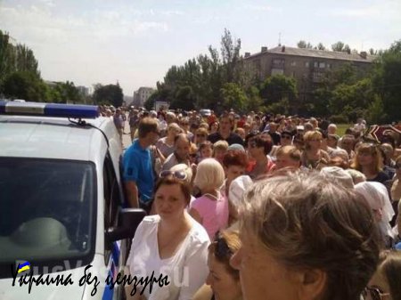В центре Донецка митингующие просят защитить их от ВСУ и начать наступление на украинскую армию (ФОТО)