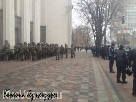 Под Раду съехались 40 автобусов силовиков, митингующие перекрыли движение на ул. Грушевского (ФОТО)
