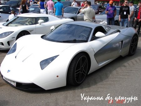 В России блогеры обнаружили ничейное "захоронение" суперкаров Marussia