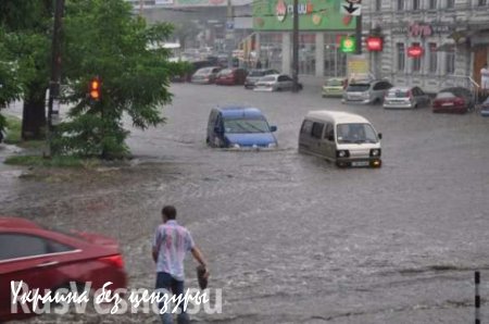 Мощный ливень затопил Днепропетровск (ВИДЕО)