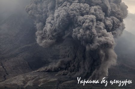Извержение вулкана Синабунг в Индонезии: фото, видео