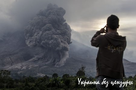 Извержение вулкана Синабунг в Индонезии: фото, видео