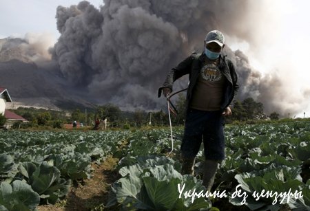 Мусульмане отмечают Рамадан, а на Суматре бушует вулкан: фото дня