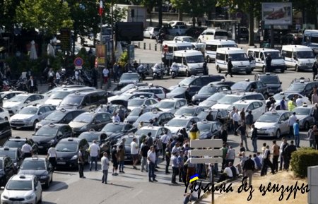 Таксисты заблокировали аэропорты Парижа, протестуя против Uber