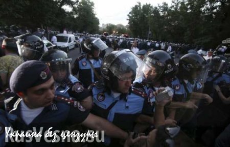 Акция протеста в Ереване продолжается (ВИДЕО)