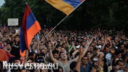 Часть протестующих начинает покидать проспект Баграмяна в Ереване