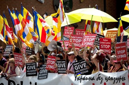 Сотни буддистов протестовали против визита далай-ламы в Великобританию
