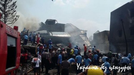 В Индонезии военный самолет разбился в жилом районе