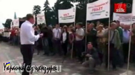 Cотни человек собрались в Киеве у стен Верховной Рады (ВИДЕО)