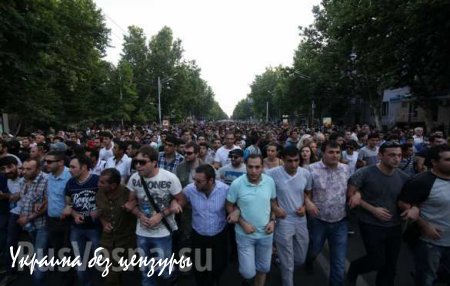 Участники акции протеста в Ереване устроили шествие по центру города (ФОТО)