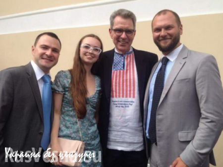 Посол США на Украине показался на публике в вышиванке цветов флага США