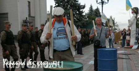 Активисты «финансового Майдана» принесли к Раде гроб для спикера и ритуально барабанили по бочкам (ФОТО)