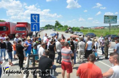 В знак протеста против вручения повесток на мобилизацию в Днепропетровской области около 150 человек заблокировали автодорогу