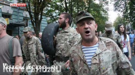 Боевики карательных батальонов «Торнадо» и «Айдар» несут покрышки к администрации Порошенко (ФОТО, ВИДЕО)