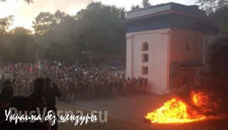 Участники нацистского шествия в Киеве подожгли шины возле стадиона Динамо (ФОТО, ВИДЕО)