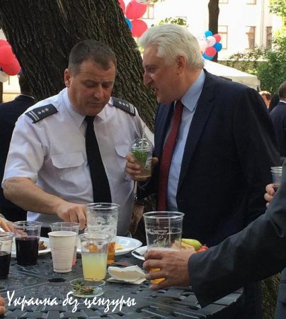 Борцы с американским Госдепом слетелись в посольство США, чтобы……потрескать американских печенек.