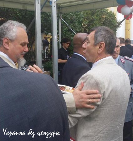 Борцы с американским Госдепом слетелись в посольство США, чтобы……потрескать американских печенек.