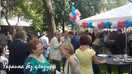 Борцы с американским Госдепом слетелись в посольство США, чтобы……потрескать американских печенек.