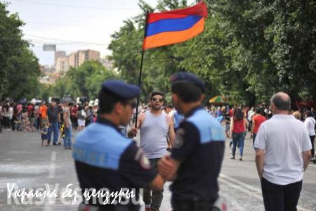 Ереванская полиция приступила к разгону митингующих на проспекте Баграмяна, начались задержания