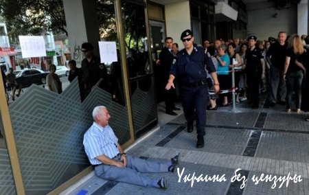 Полиция Киева разбила ряд машин, а Порошенко сделал селфи: фото дня