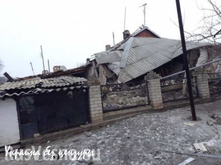 В результате обстрела ВСУ разрушен дом в пригороде Докучаевска